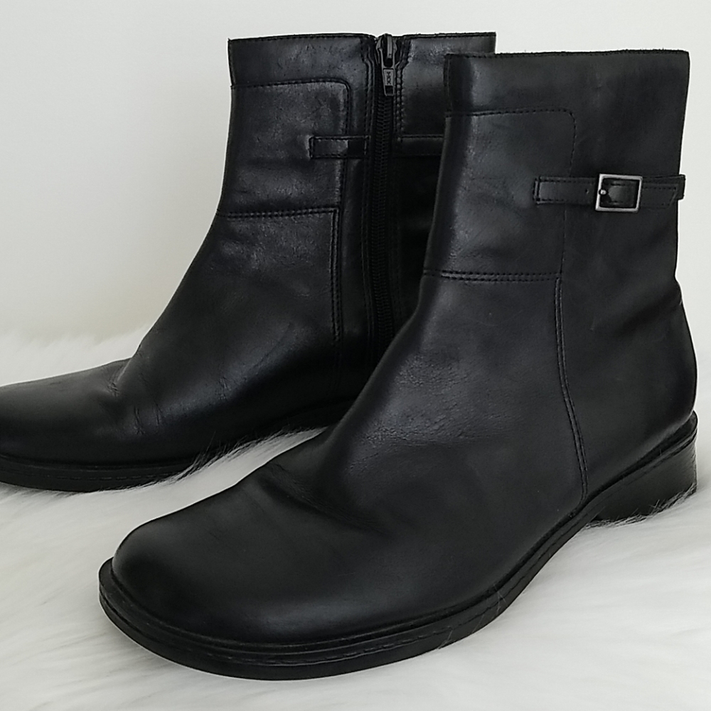 Clarks Leather low heel Comfort Boot Size 8